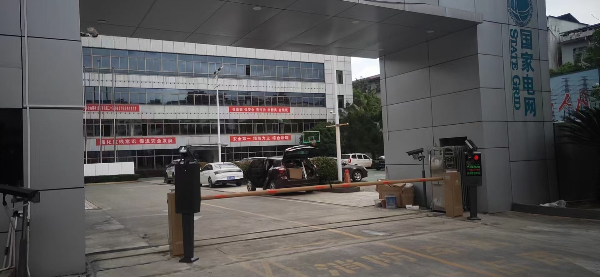國家電網分公司T款車牌識別+新款呼吸燈金色直桿道閘 政務機構智慧停車場案列 第1張